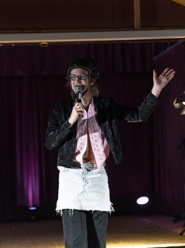 Absurdin teatterin alkeet - sooloperformanssiesitys la 22.3. klo 18
