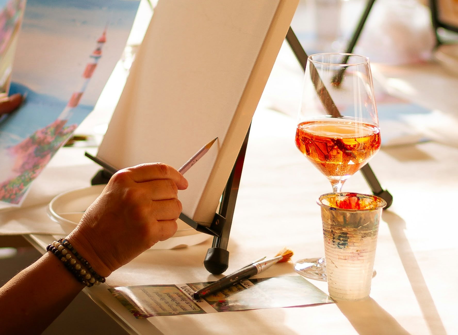 Wine & Paint: Luova elämänkaari -maalausilta su 6.12. klo 17-19